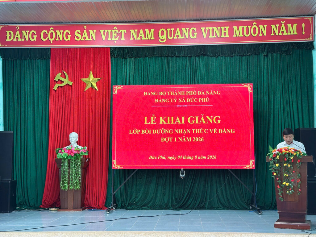 Đ/c Trần Công Hiệu - PBT Thường trực Đảng uỷ xã phát biểu khai giảng lớp nhận thức về Đảng đợt 1 năm 2026